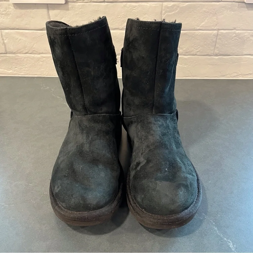 Ugg sz 6 Remora buckle black suede boots